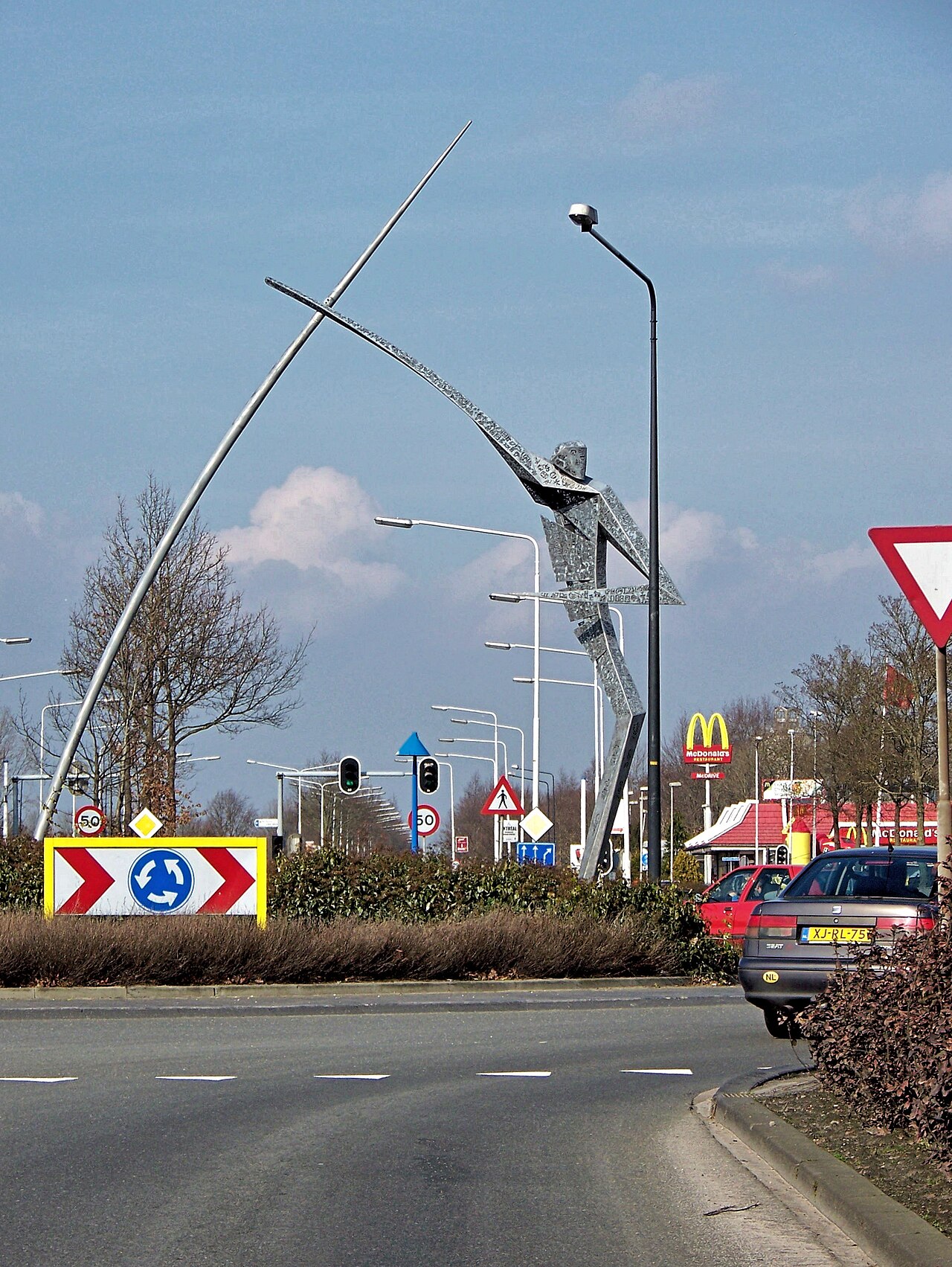 Het beeld De Fierljepper van Hans Mes in Drachten